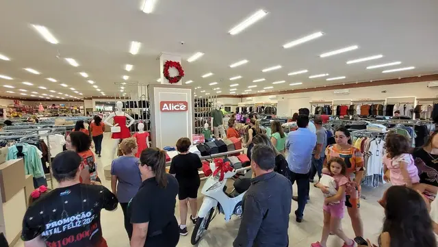 Lojas Alice, em São Gabriel do Oeste/MS, cheia de clientes